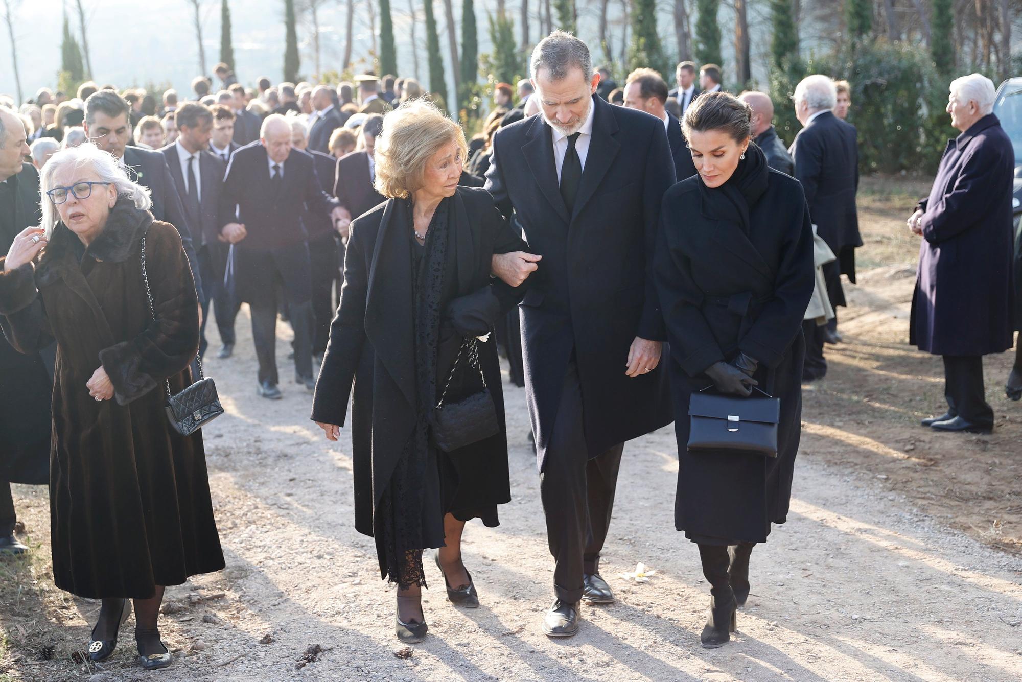 Los reyes Felipe y Letizia junto a la reina Sofía durante el sepelio de Constantino de Grecia al que también ha asistido Juan Carlos I.