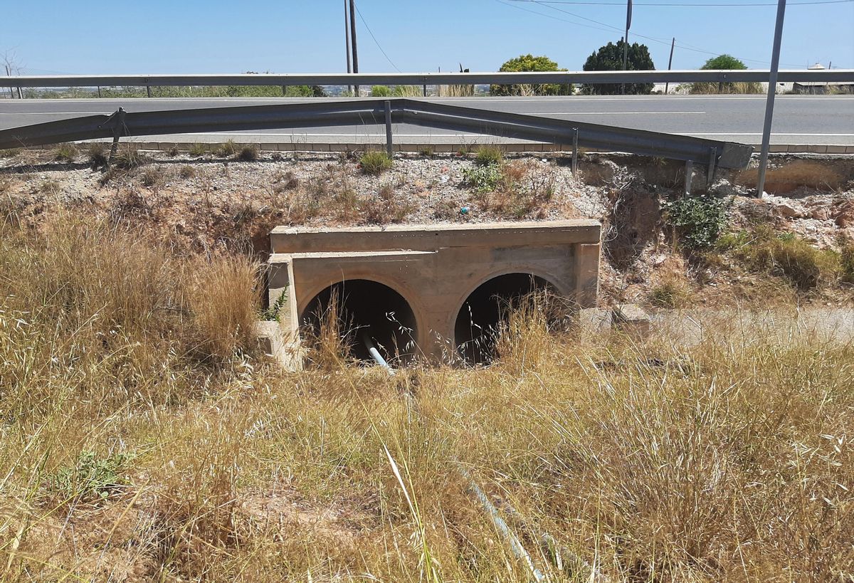 La dimensión de los tubos bajo la CV-95 da cuenta del volumen del caudal que se desaloja desde el casco urbano sin que exista una red pluvial en sus calles