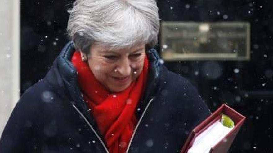 Theresa May surt de la seva residència de Downing Street en plena nevada