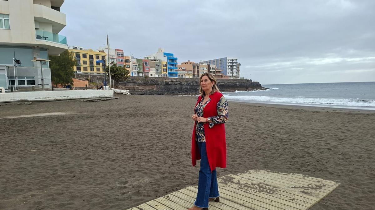 La concejala María Calderín, en una de las playas del municipio de Telde.