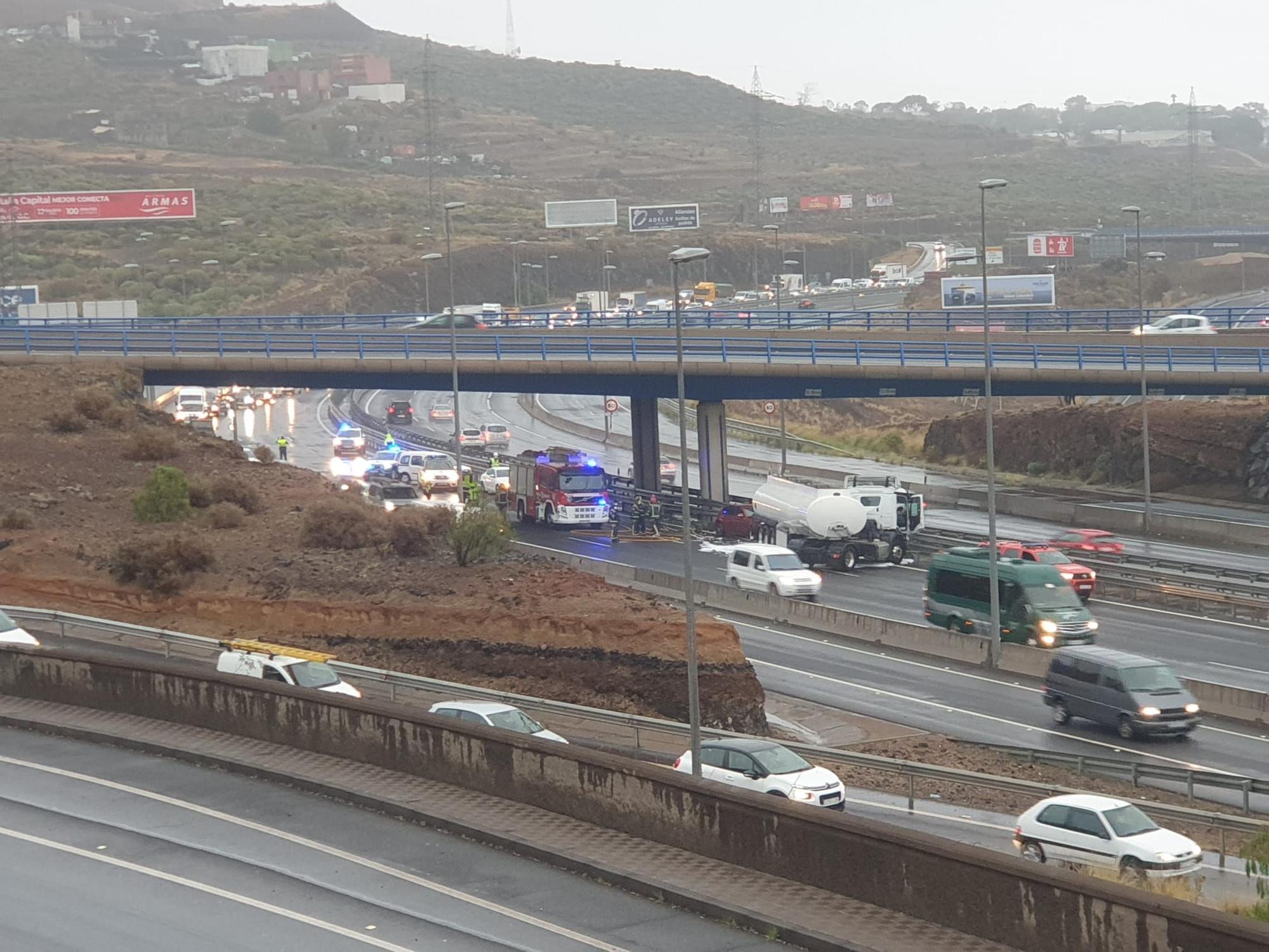 Colisión entre un camión cisterna y un turismo a la altura de Añaza (17/01/2022)