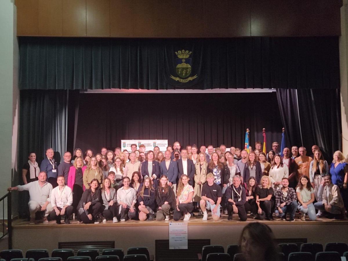 Otra imagen de los distintos participantes en el teatro de Algueña.