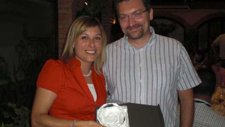 Raquel Sanchis y Raúl Poler recibieron el premio.