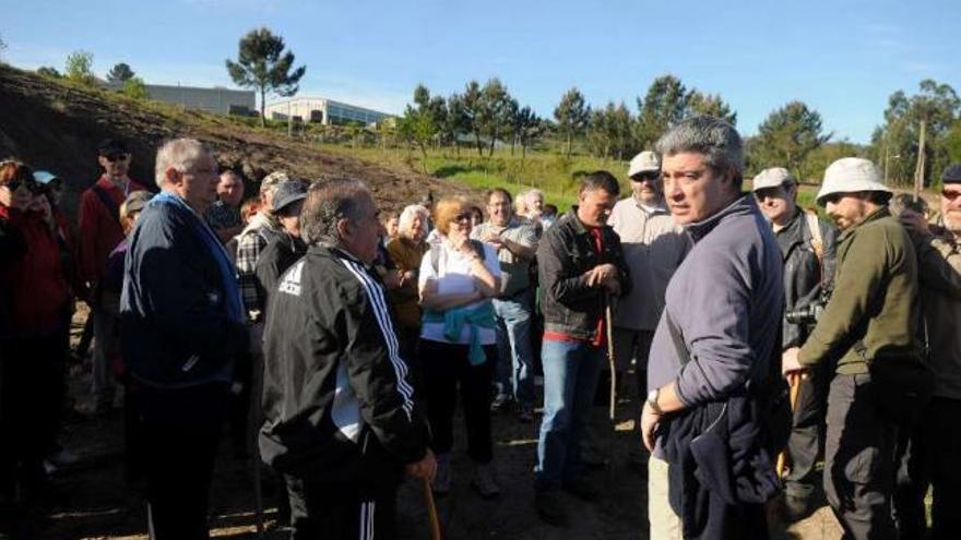 Comuneros, durante un &quot;roteiro&quot; realizado para poner en valor la recuperación del monte.  // Gustavo Santos