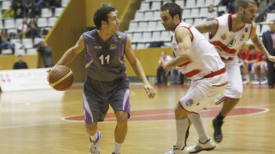 El base gironí del Palència, Enric Garrido, defensat per Ordín  en el partit de la primera volta.