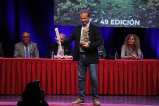 La emotiva gala de los "Mierense del año" clama por Tono Ambrosio, el guardián de los animales abandonados