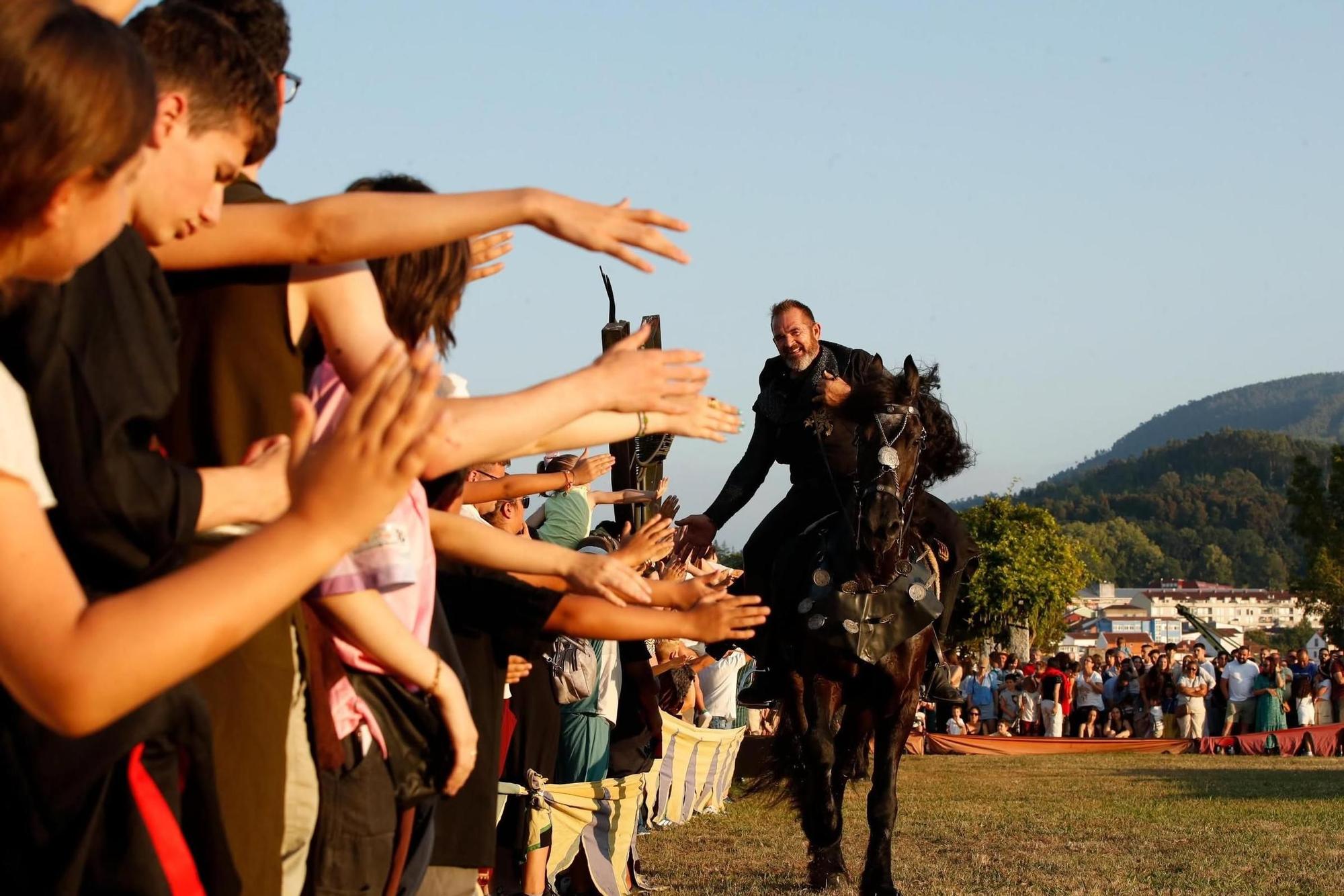 Uno de los espectáculos de justas celebrados en la Feira Medieval de Noia.
