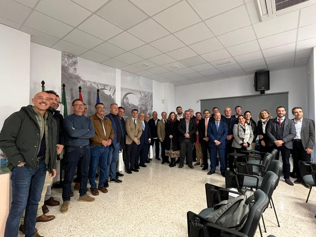 Foto de familia de la presentación del plan específico de actuación.