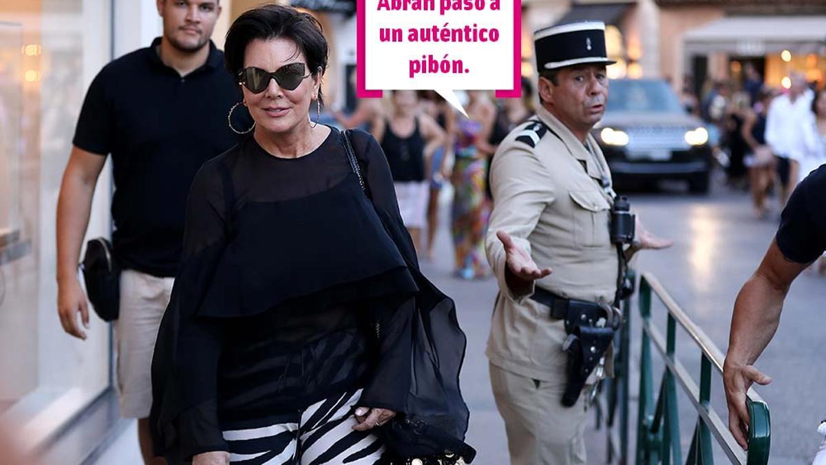 Kris Jenner paseando por Saint Tropez