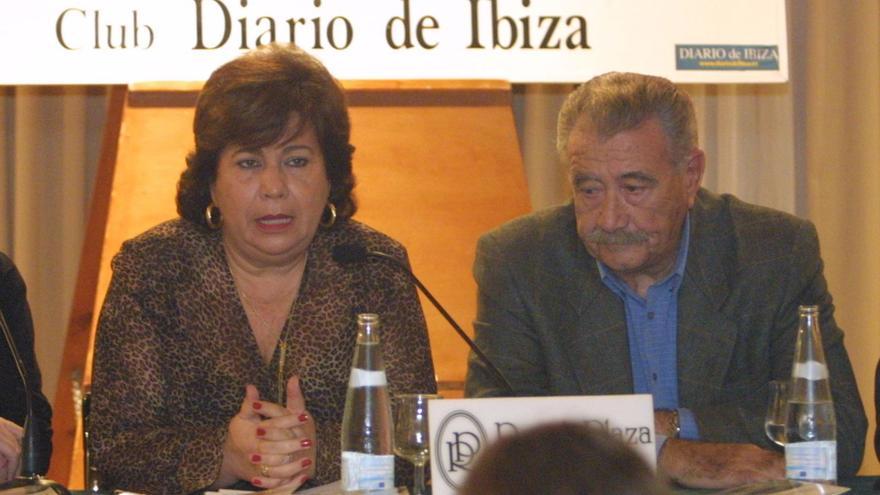 María Luisa Cava de Llano, junto a Marí Calbet en la presentación de las memorias del expresidente en el Club Diario de Ibiza. | MOISÉS COPA