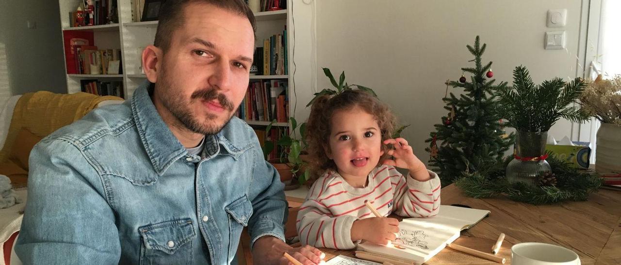 El dibujante Alfonso Zapico, con su hija mayor, Frida, que parece hacer de colorista asistente, en su casa de Angulema.