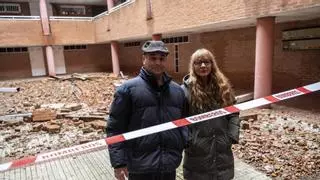 Un desprendimiento en el Bloque A de Aldea Moret llena de escombros el patio interior y mantiene en vilo a los vecinos de Cáceres