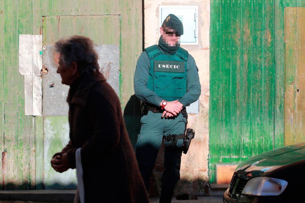 Ein Rauschgift-Kommando der spanischen Guardia Civil hat am Dienstag (31.1.) in mehreren Dörfern auf Mallorca nach Umschlagplätzen für Drogen gesucht. Dabei wurden mindestens vier Verdächtige vorläufig festgenommen.