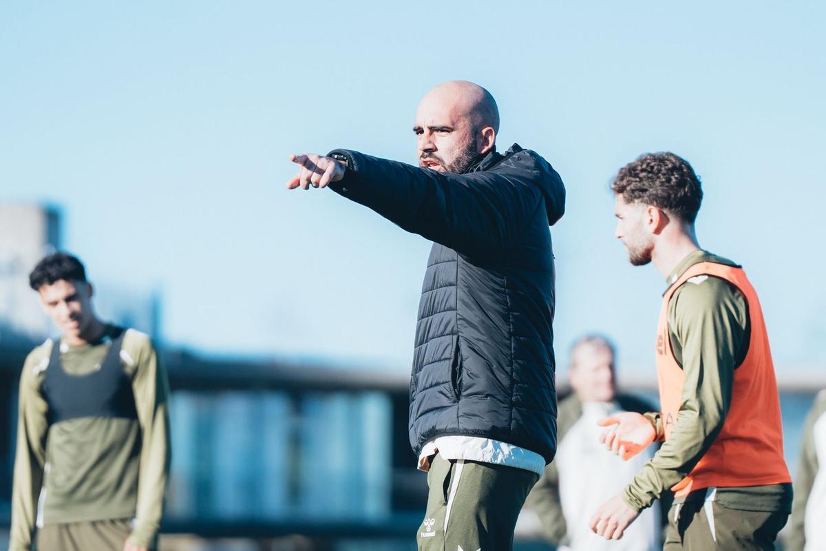 Claudio da instrucciones durante el entrenamiento de ayer.