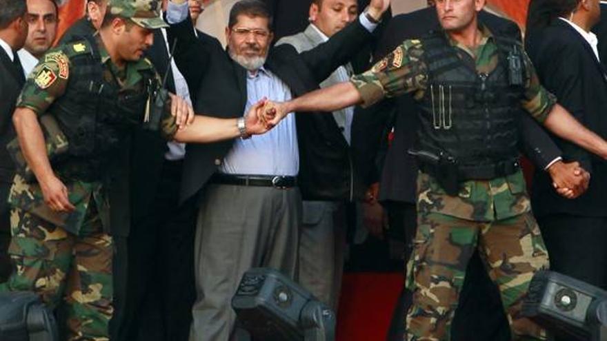 El Ejército egipcio aísla a Mursi en el Ministerio de Defensa