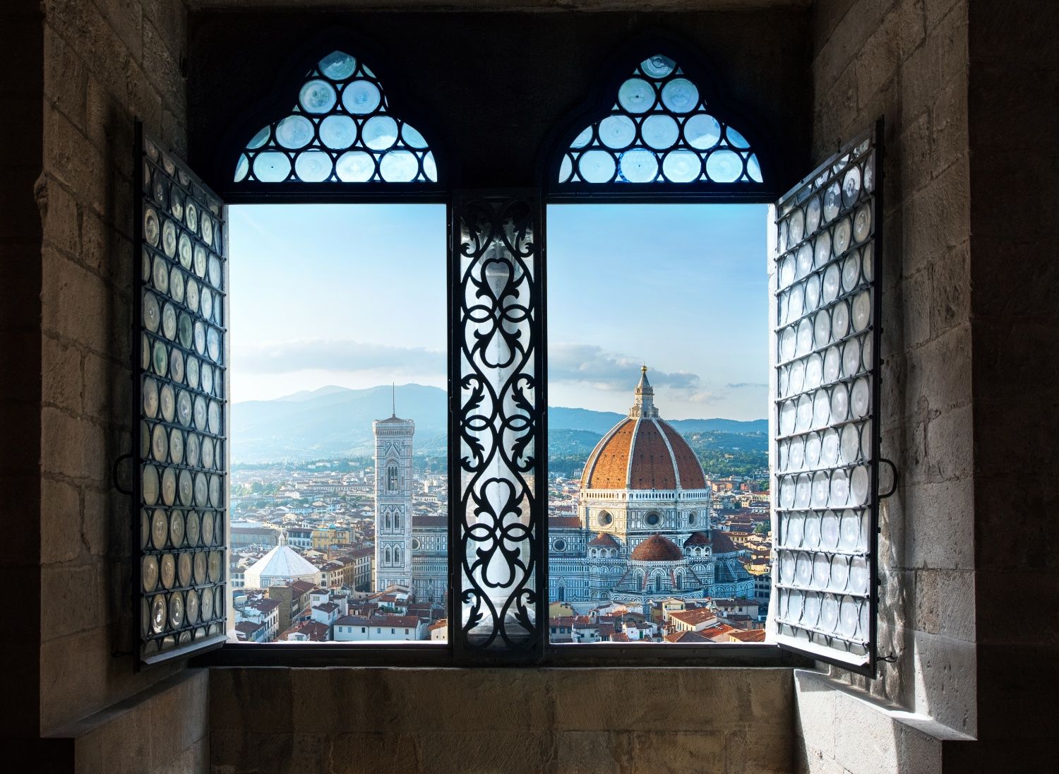 Vista desde una antigua ventana en Florencia, Italia.