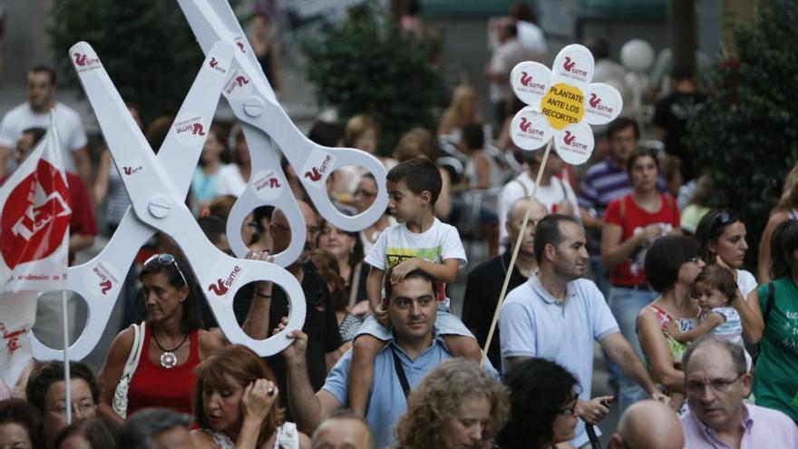 Funcionarios, manifestándose por los recortes.