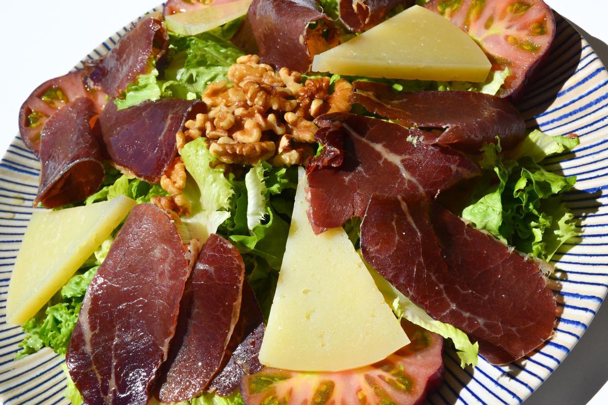 Ensalada de cecina, quesos y nueces.