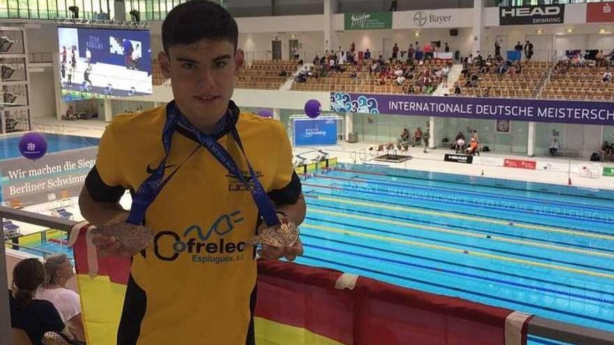 Jacobo posa con las medallas conseguidas en la Copa del Mundo de natación adaptada el pasado verano.