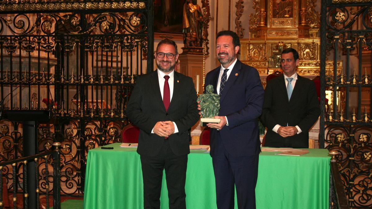 El alcalde, Diego José Mateos, entregaba el ‘Angelote de la Fama’ al decano del Colegio de Abogados, Ángel García Aragón, anoche.