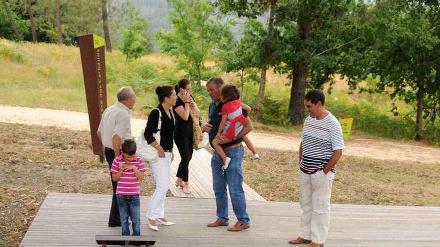 Público en el parque arqueológico de Campo Lameiro. // R. Vázquez