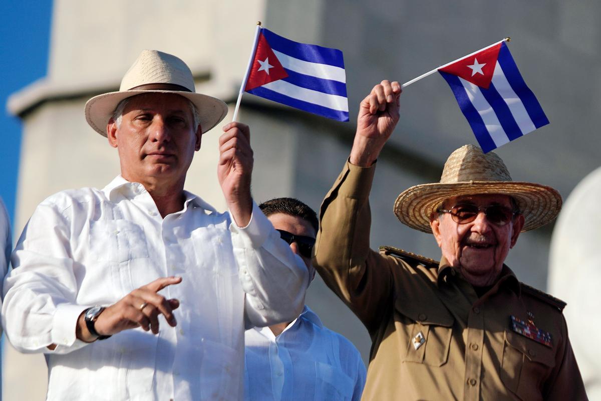 Raúl Castro, con uniforme militar, junta el presidente de Cuba, Miguel Diaz-Canel, en un acto político en La Habana en 2019.