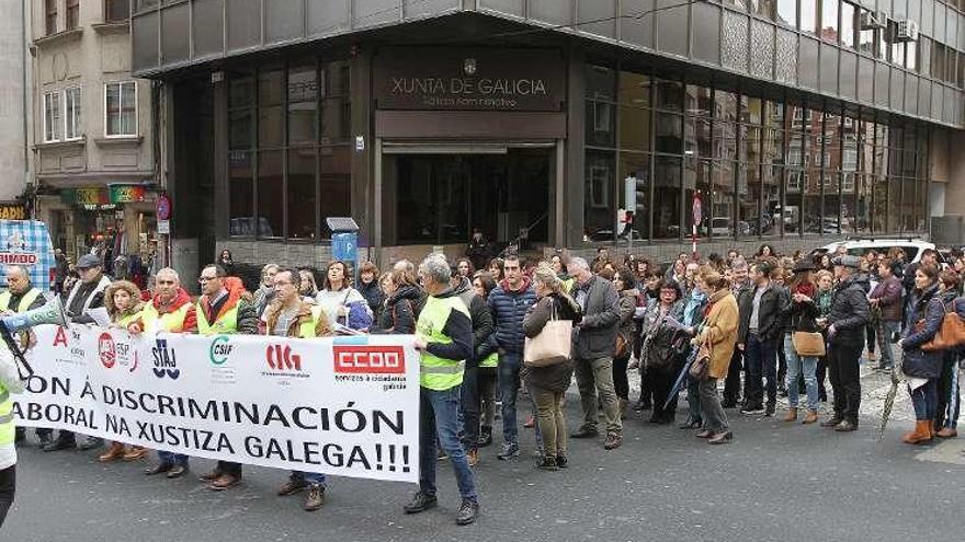 Los funcionarios marcharon hasta la Xunta para protestar. // I. O.