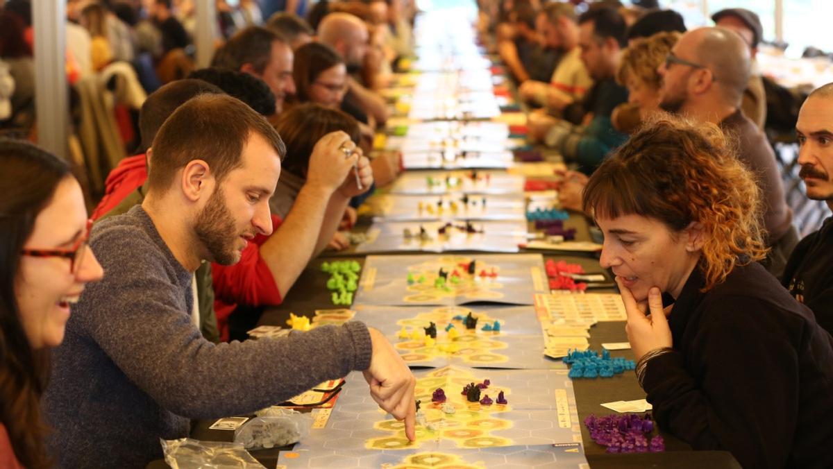 Una partida multitudinaria del juego Catan, que cumple 25 años.