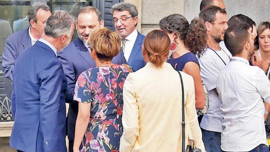 Ángel Víctor Torres, acompañado por las diputadas Elena Máñez y Ariagona González, habla ayer con el ministro José Luis Ábalos en la entrada del Congreso.