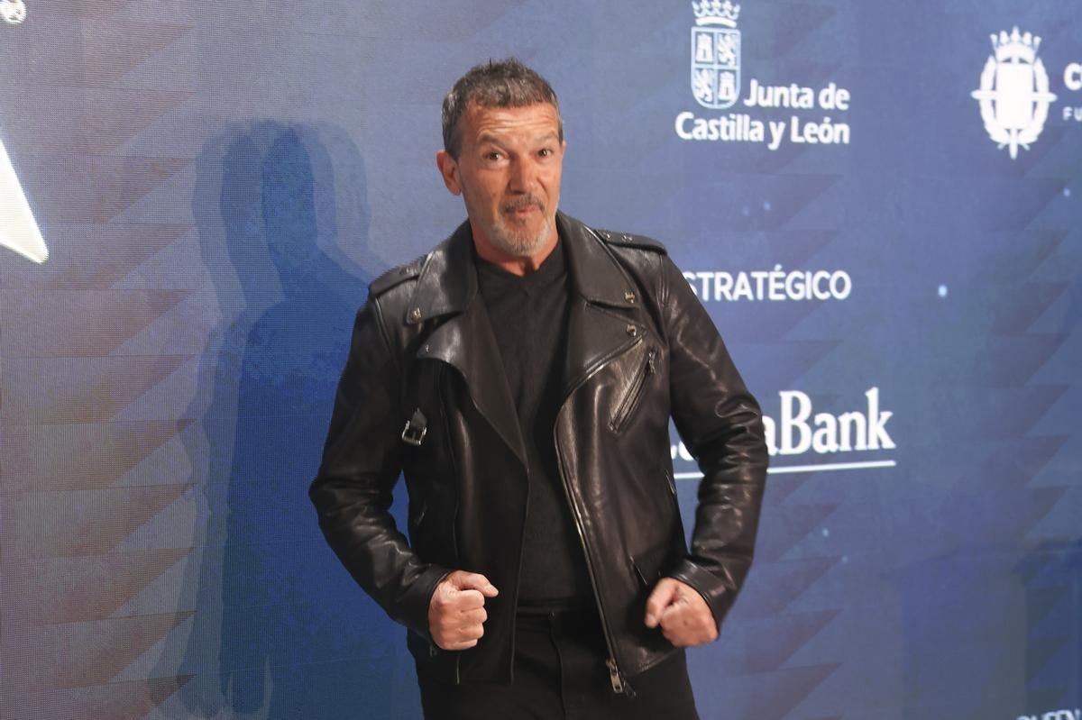 Antonio Banderas presume de perrito con talento para el canto