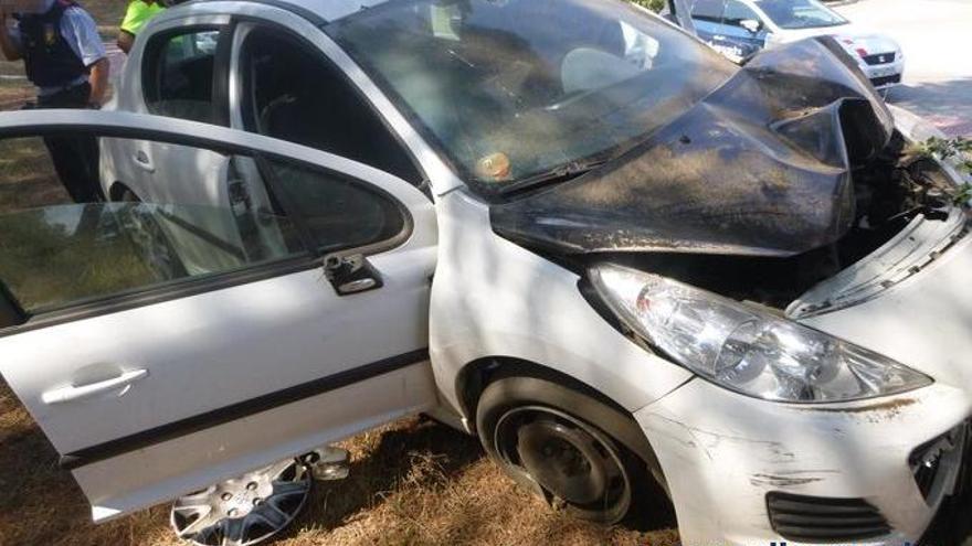 El vehicle es va encastar contra un arbre