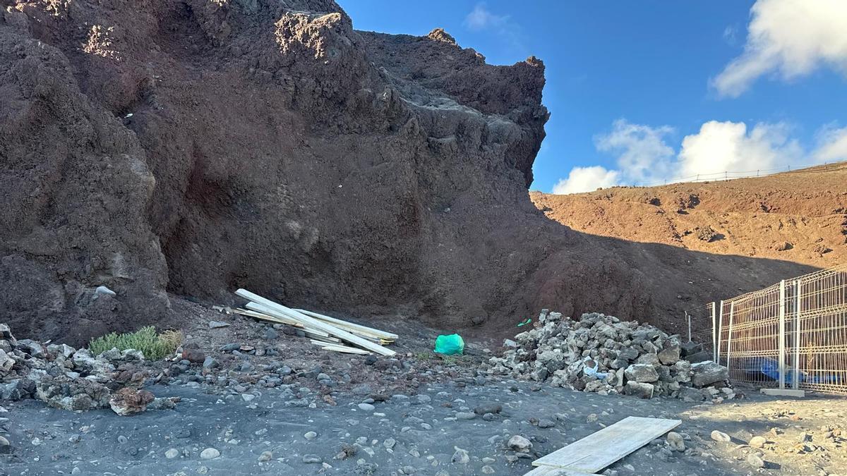 La Dirección General de Costas de Canarias pide al Estado diálogo con las administraciones del Archipiélago antes de intervenir en el litoral de El Golfo, en el sur de Lanzarote
