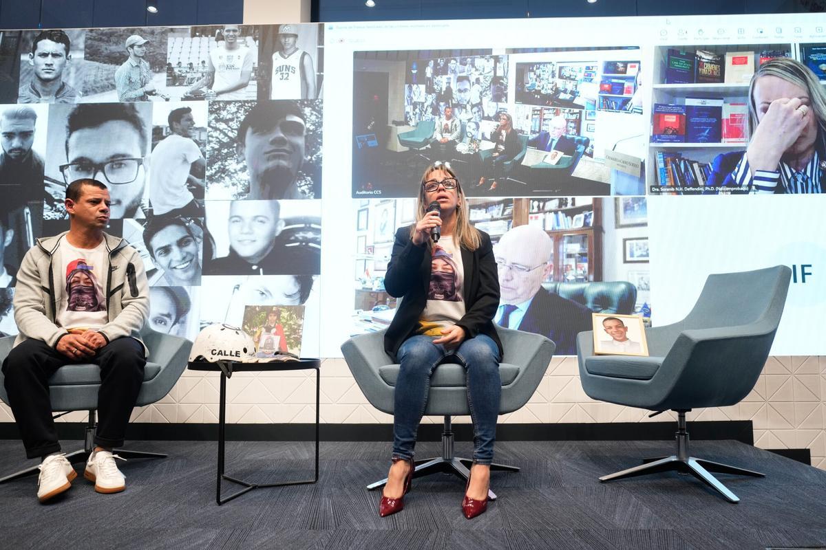 Neomar Lander y Zugeimar Armas, padres de Neomar Alejandro Lander, durante la rueda de prensa que familiares de jóvenes asesinados en las manifestaciones contra el régimen de Nicolás Maduro ofrecen este martes en Madrid.