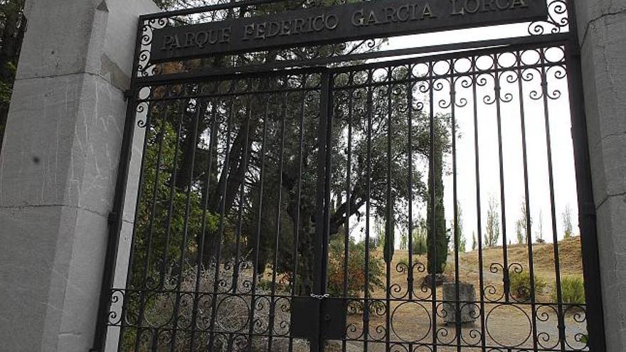 En la foto, el monolito situado sobre la fosa común donde se encuentran los restos de Federico Garcia Lorca y el resto de fusilados de la Guerra Civil Española.