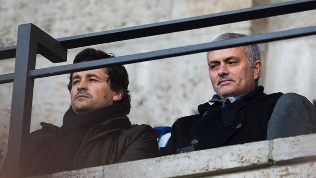 Mourinho y su ayudante habitual, Rui Faría, observan el partido de la Bundesliga entre el Hertha de Berlín y el Borussia de Dortmund, el pasado día 6