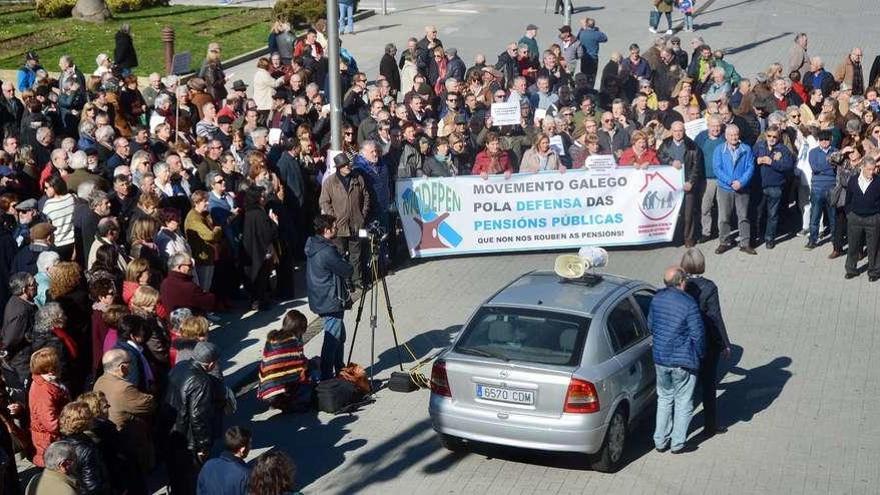 Concentración en la plaza de España por la defensa de las pensiones públicas. // Rafa Vázquez