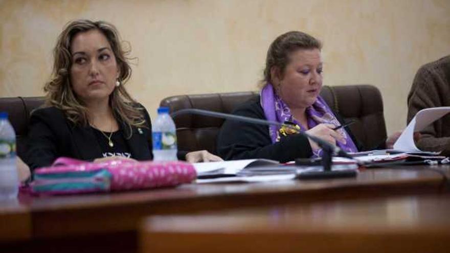 La portavoz de Foro, Teresa Domínguez, en el Pleno celebrado ayer, junto a Elena Menéndez, edil de Deportes.