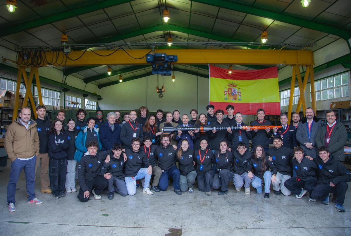 El equipo Faraday Rocketry UPV, de Generación Espontánea de la Universitat Politècnica de València (UPV), con el cohete
