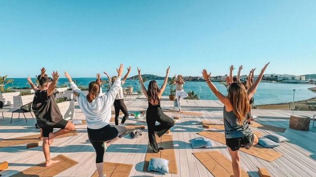 Clase de yoga con vistas directas al mar. | | NOBU HOTEL IBIZA BAY