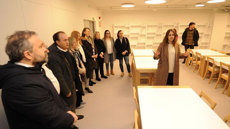 La arquitecta Marlene Pérez explica a las autoridades detalles de una de las dependencias del inmueble.