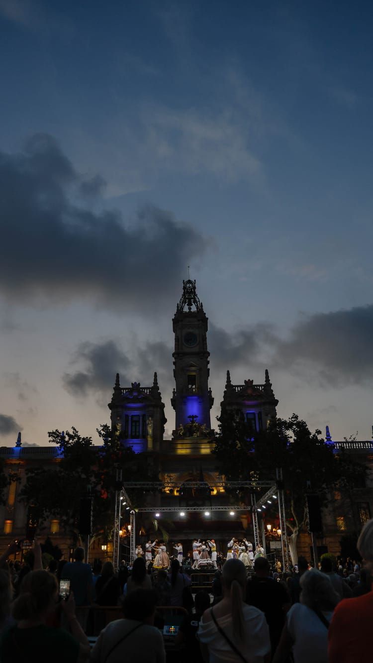 El centro se llena en vísperas del Nou d'Octubre para ver la Senyera