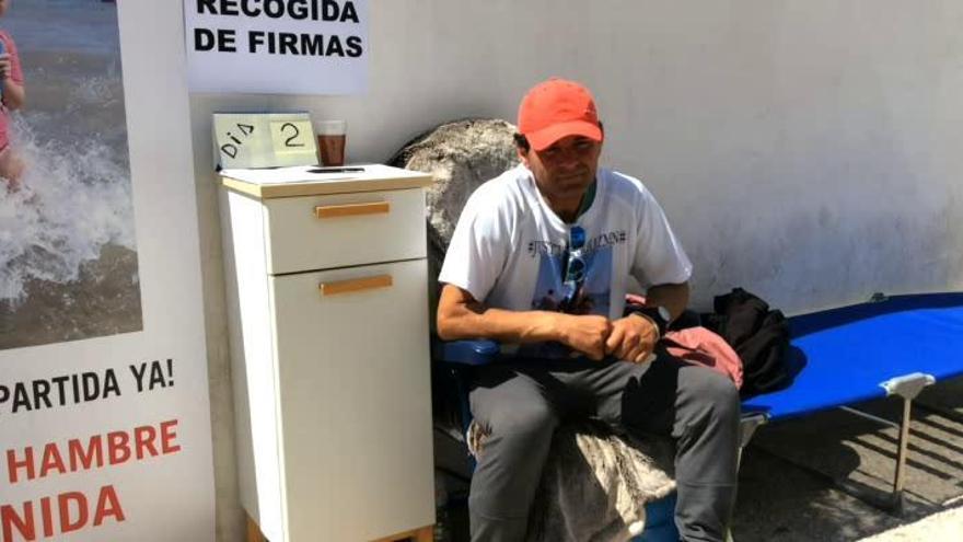Inicia una huelga de hambre frente al Palacio de Justicia de Torrevieja para «ver a su hija»