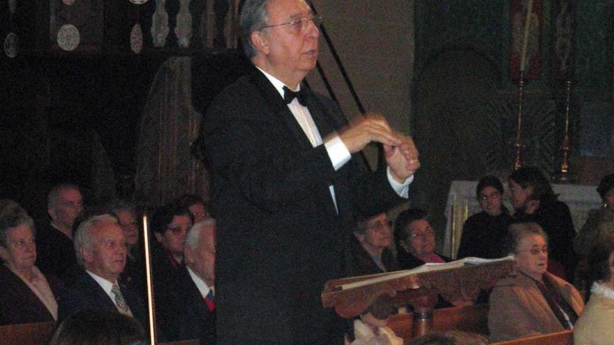 Jaume Conti dirigiendo a la Coral Polifònica de Bunyola.