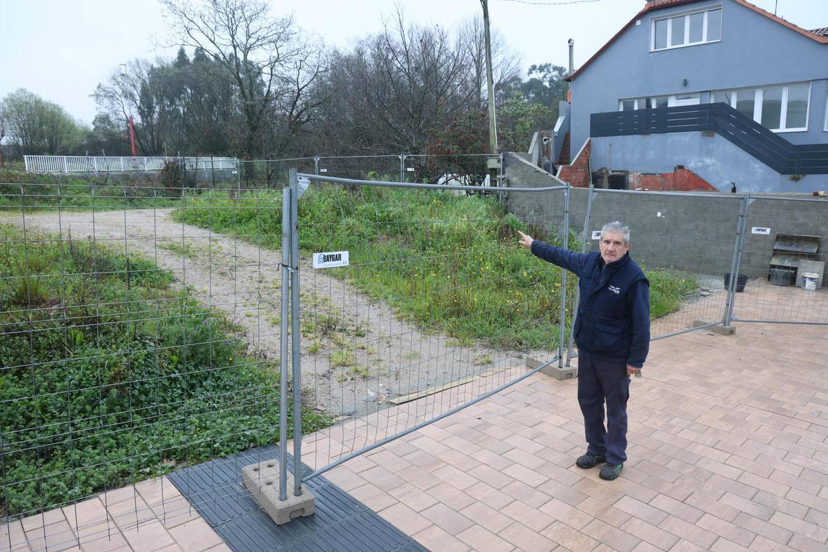 Marcial Goberna señala el vallado que le impide acceder a su parcela.