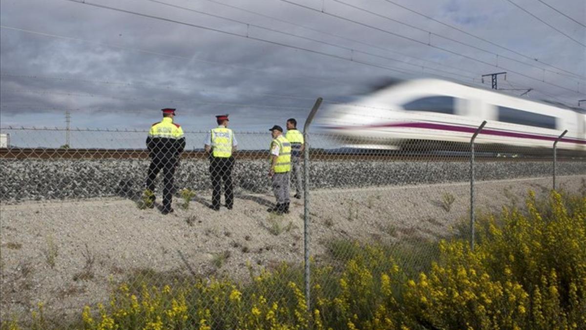 Un tren AVE circula en el punto donde se produjo el sabotaje, en La Granada del Penedés, en octubre del 2015.