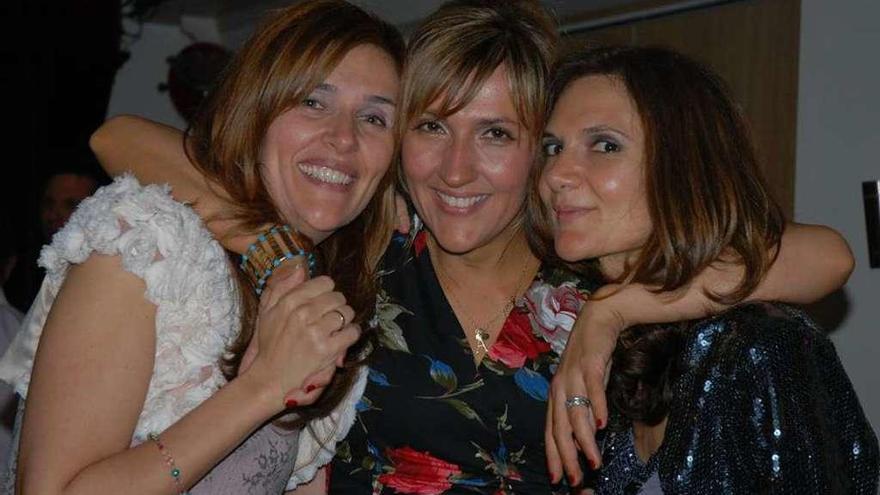 Aysha, en medio, con sus hermanas Michelle y Silvia, las tres muy unidas.
