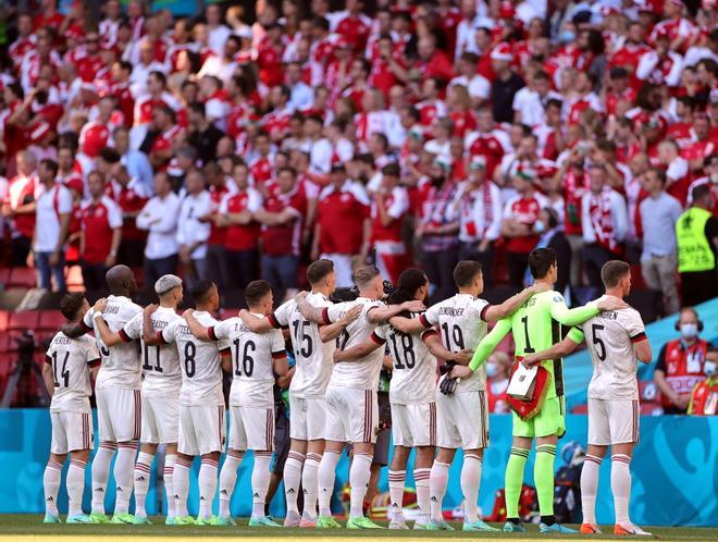 Jugadores de Bélgica antes del partido en el homenaje a Eriksen