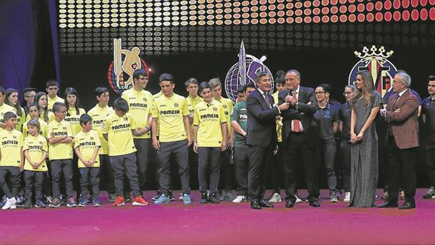 El Villarreal recibe el homenaje por su modelo de gestión de la cantera