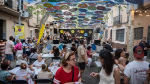 Calles engalanadas en las fiestas de Sants 2024
