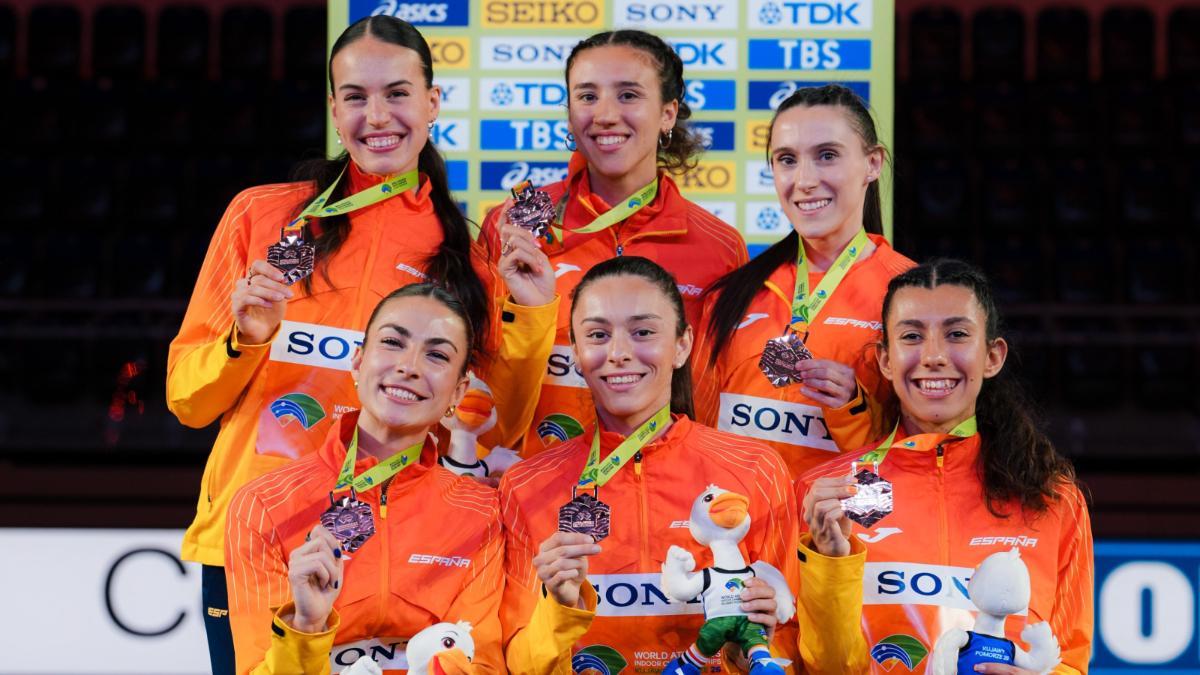 Blanca Hervás (abajo a la izquierda), con sus compañeras del 4x400 (bronce)